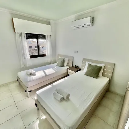 Spacious 3-bedroom In דירה
