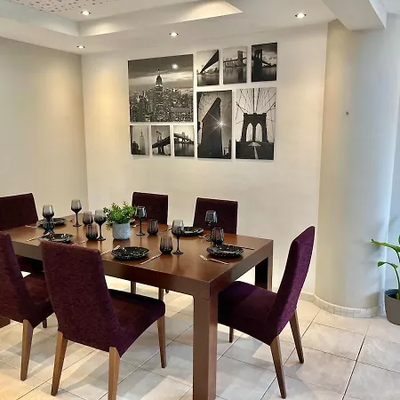 Spacious 3-bedroom In דירה *