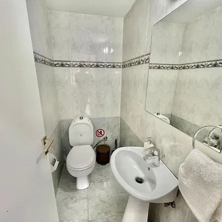 Spacious 3-bedroom In דירה