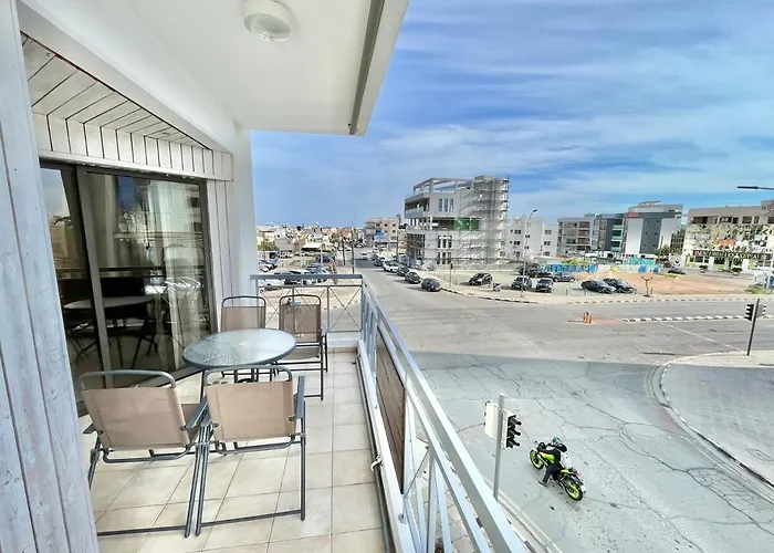 Spacious 3-bedroom In アパート *